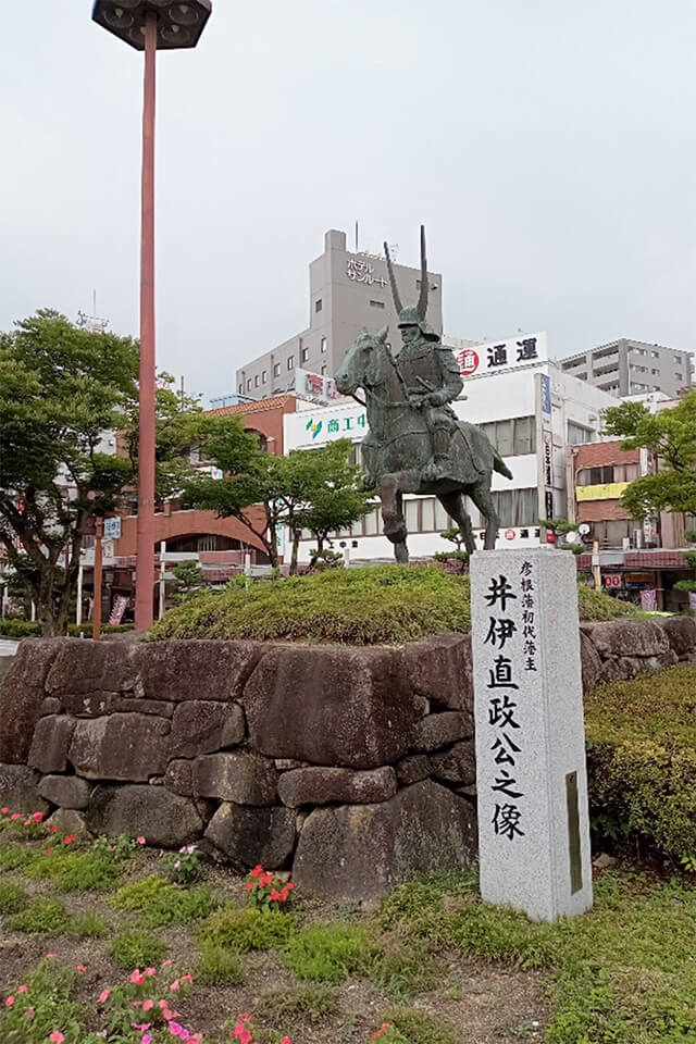 彦根城を建てた「井伊直政公」銅像 (駅前にて)