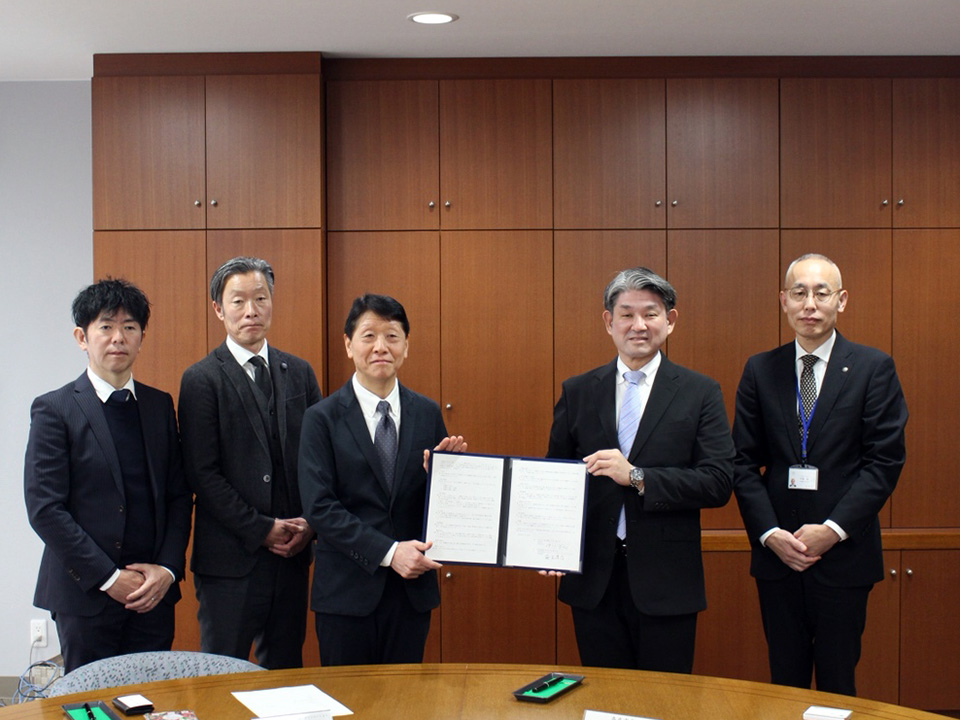 調印後の記念写真