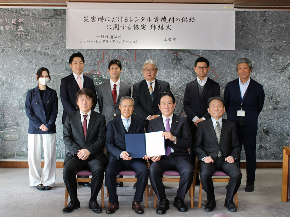 調印後の記念写真